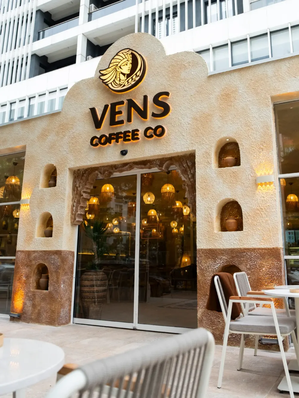 Vens Coffee Beylikdüzü şubesinin kemerli, ışıklı tabelalı cephesi