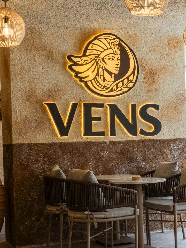 Beylikdüzü şubesinde ışıklı Vens logo duvarı