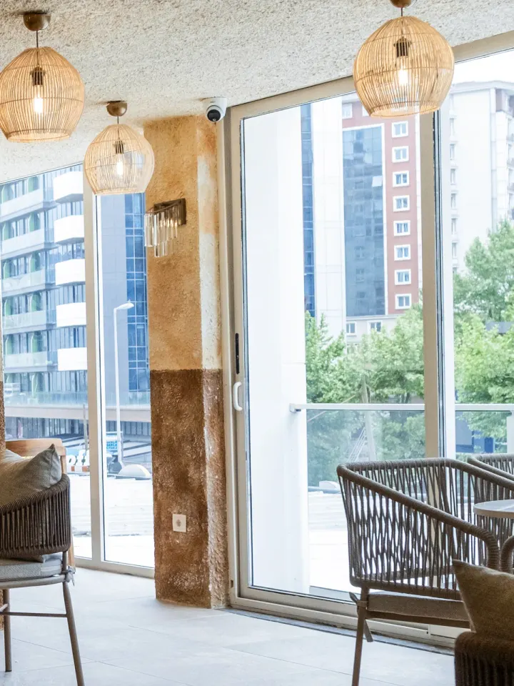 Vens Coffee şubesinde pencere kenarı oturma alanı
