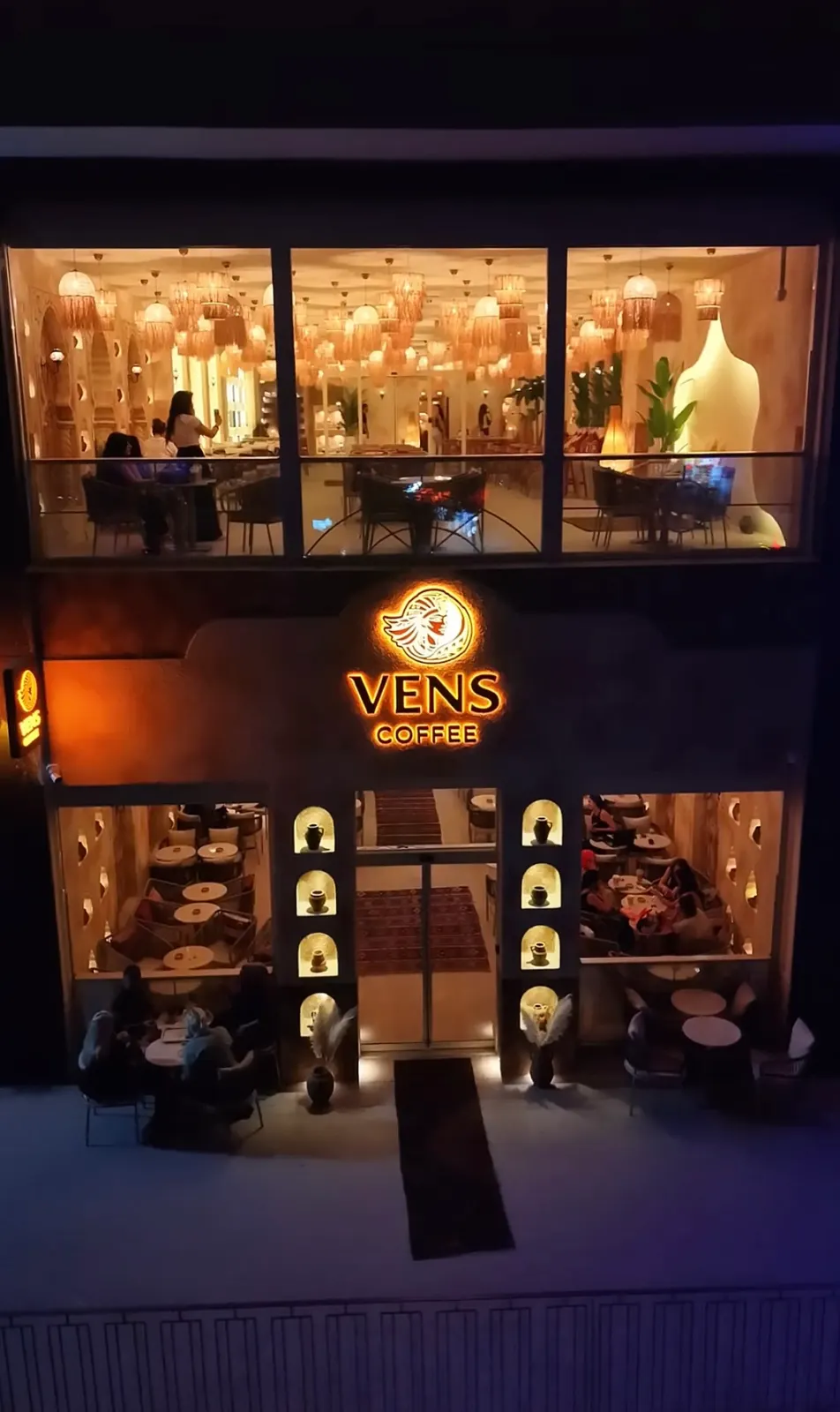 Vens Coffee Meydan Ardıçlı şubesinin gece ışıklı iki katlı cephesi
