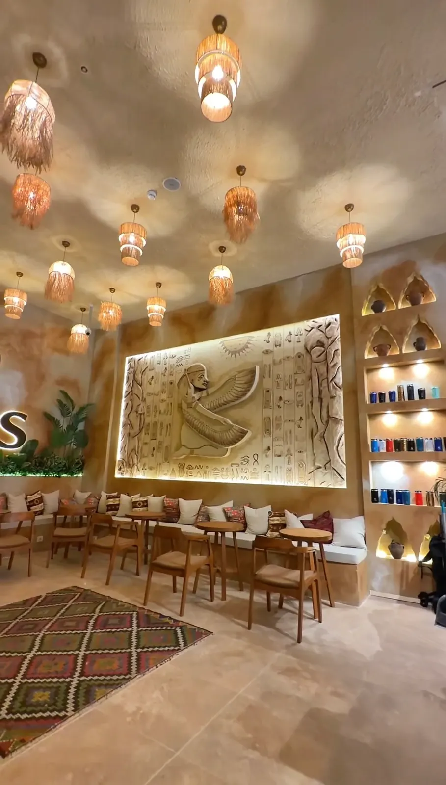 Meydan Ardıçlı şubesinde ışıklı İsis kabartması ve niş raflı iç mekan