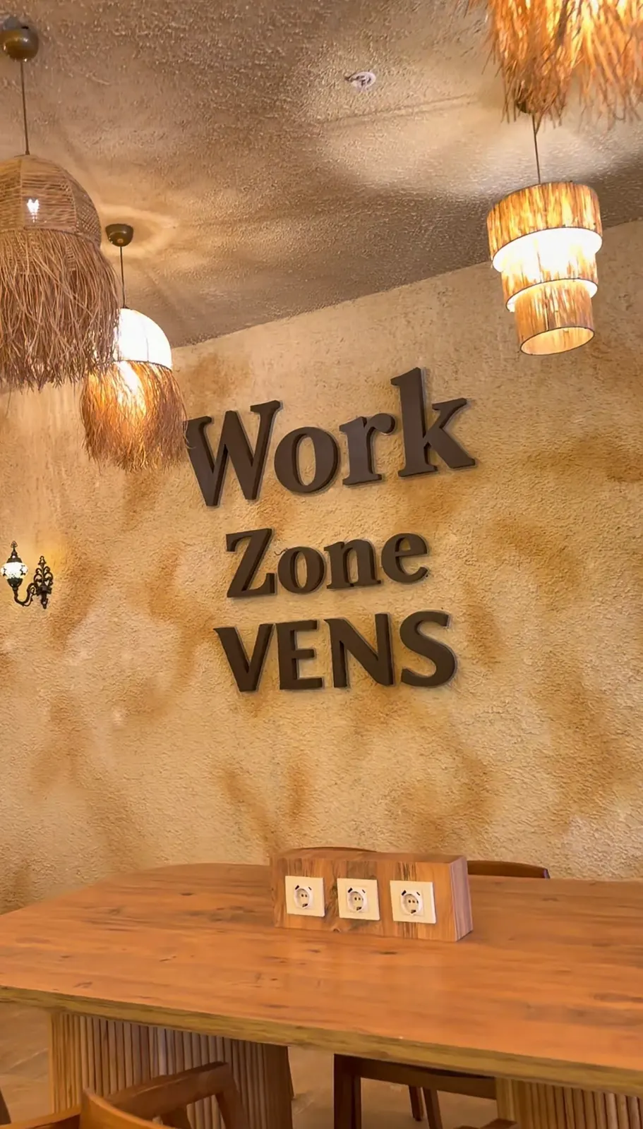 Vens Coffee Work Zone alanında uzun ahşap çalışma masası
